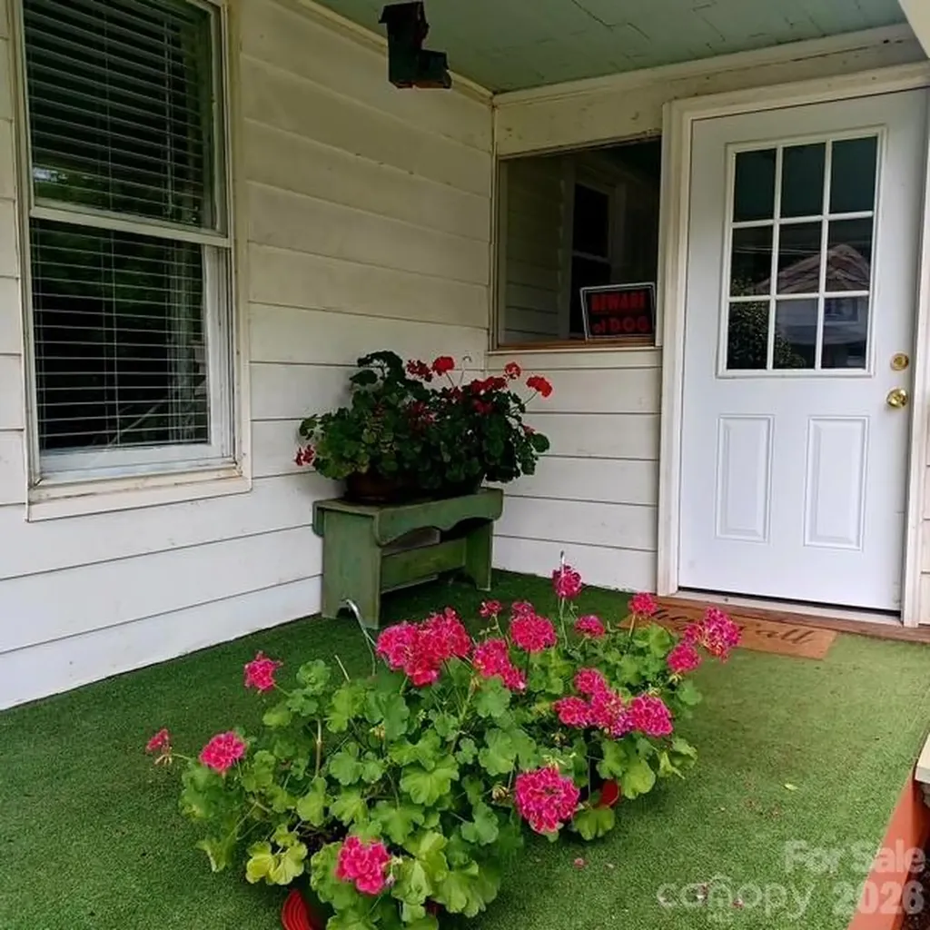 2103 N Thomas Avenue Newton NC 28658