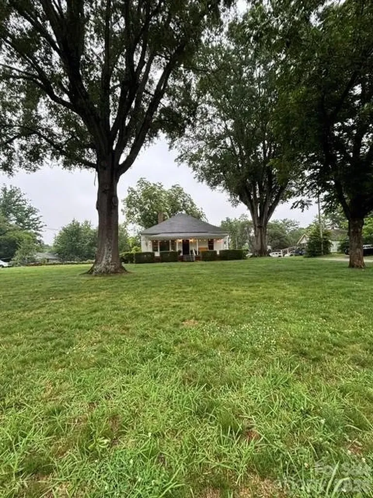 2103 N Thomas Avenue Newton NC 28658