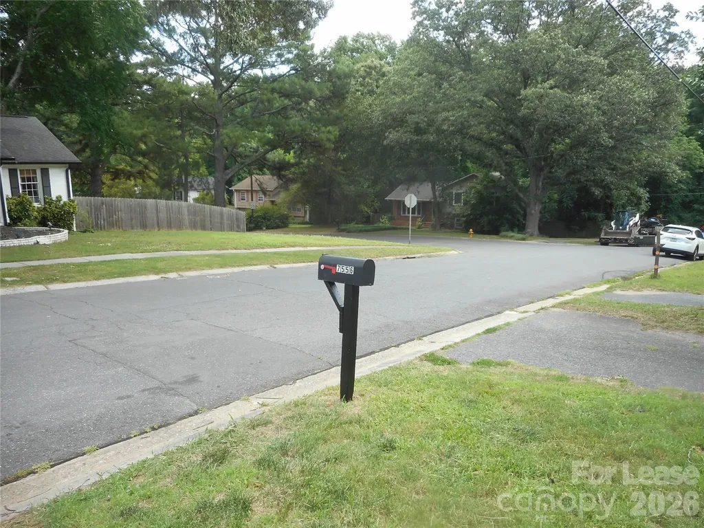 7556 Thorncliff Drive Charlotte NC 28210