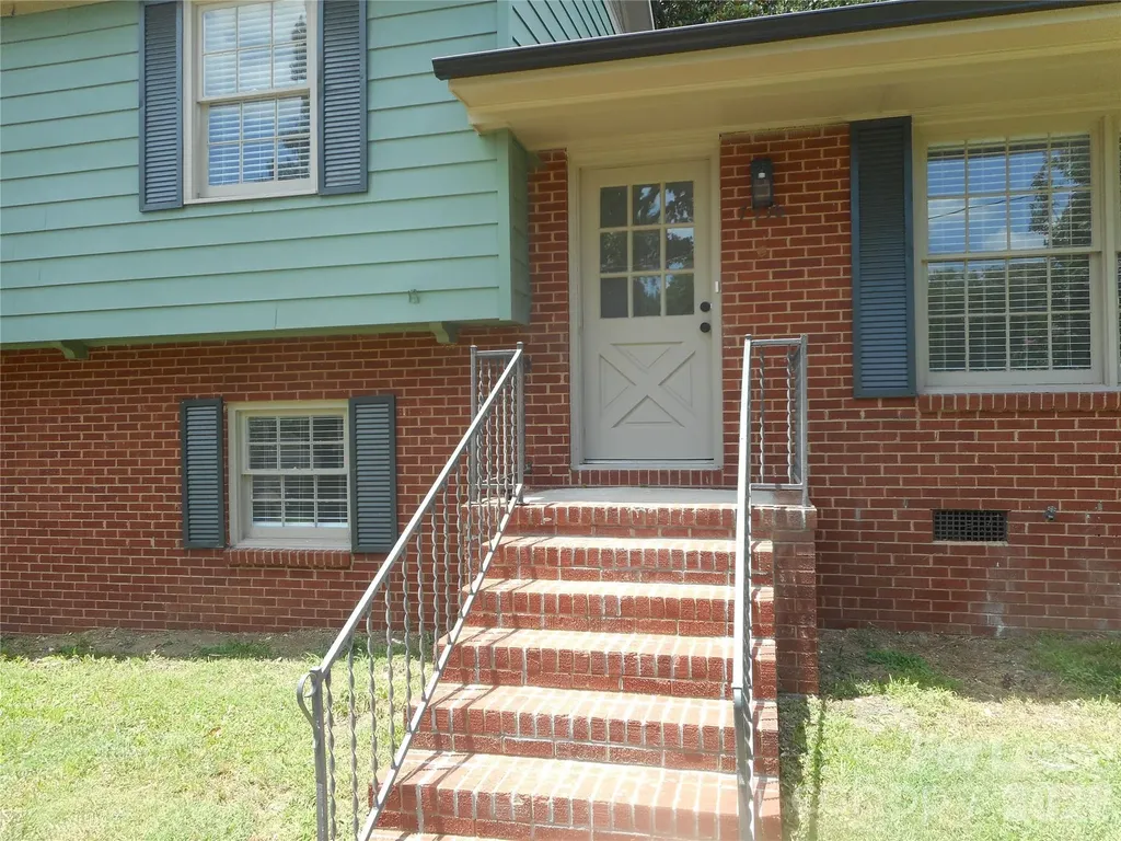 7556 Thorncliff Drive Charlotte NC 28210