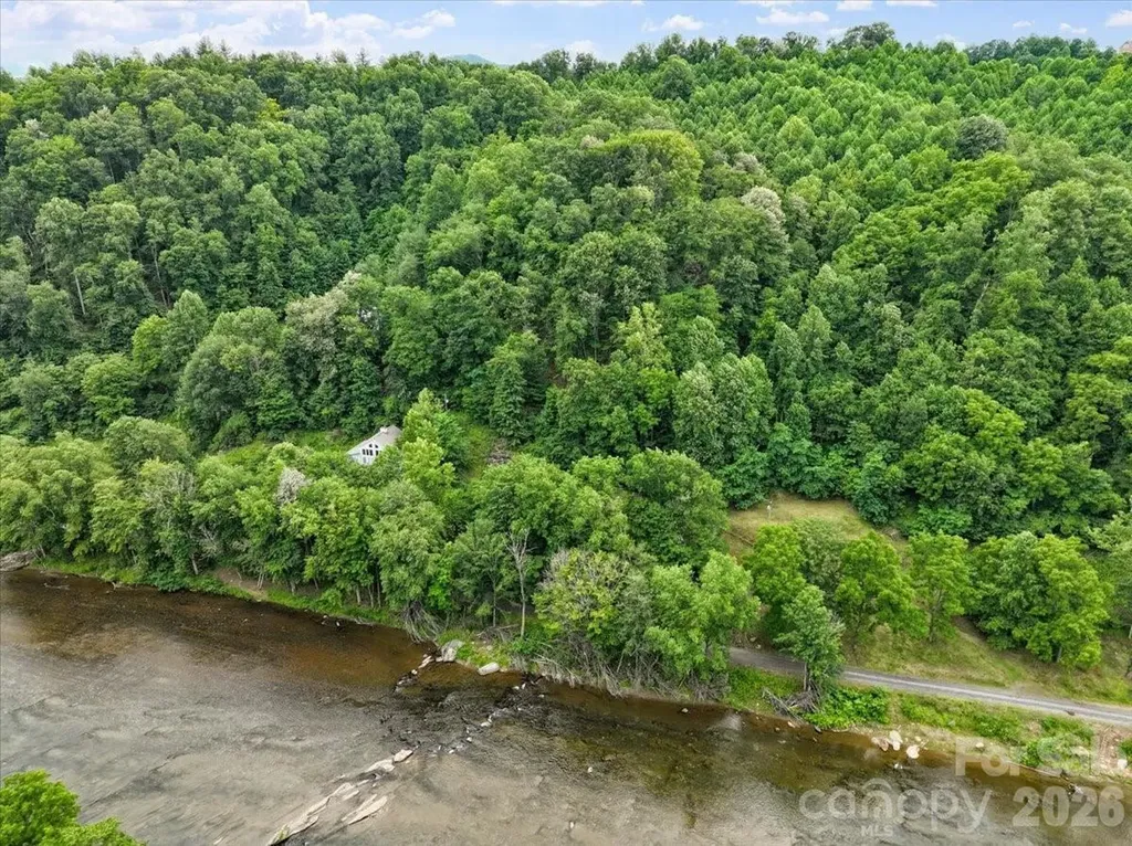 2079 Roses Branch Road Green Mountain NC 28740
