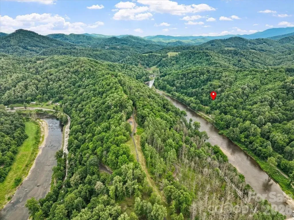 2079 Roses Branch Road Green Mountain NC 28740