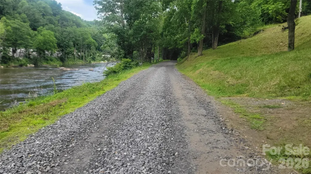 2079 Roses Branch Road Green Mountain NC 28740