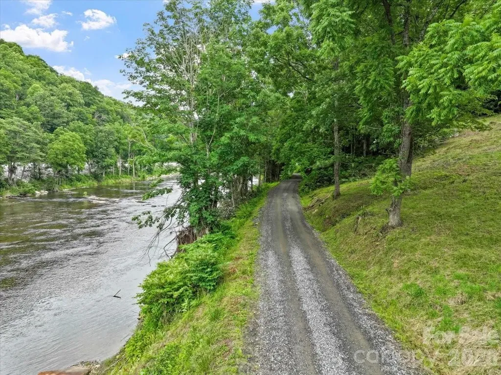 2079 Roses Branch Road Green Mountain NC 28740