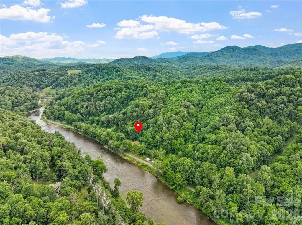 2079 Roses Branch Road Green Mountain NC 28740
