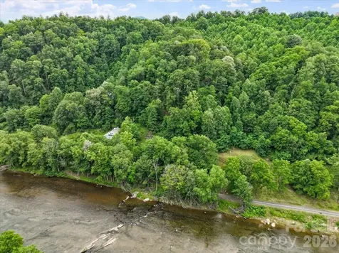 2079 Roses Branch Road Green Mountain NC 28740