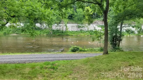 2079 Roses Branch Road Green Mountain NC 28740