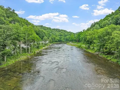 2079 Roses Branch Road Green Mountain NC 28740