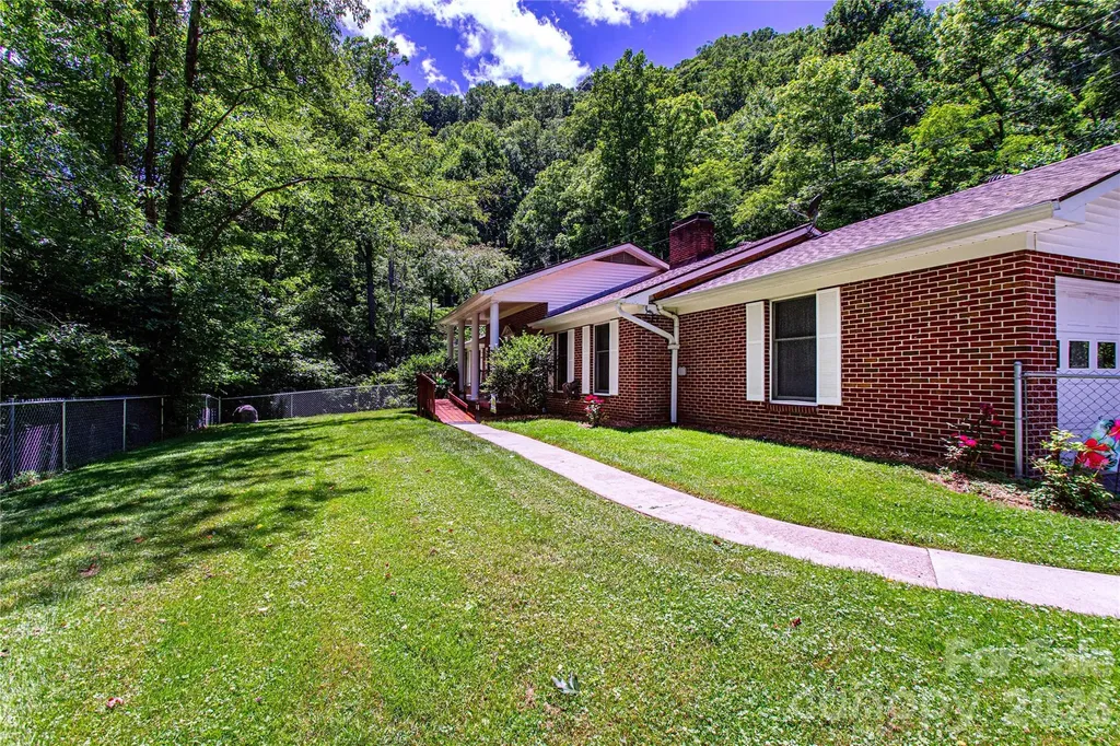 7835 Us 23 Highway Mars Hill NC 28754