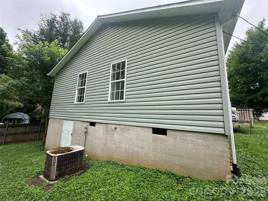 827 E 9th Street Newton NC 28658