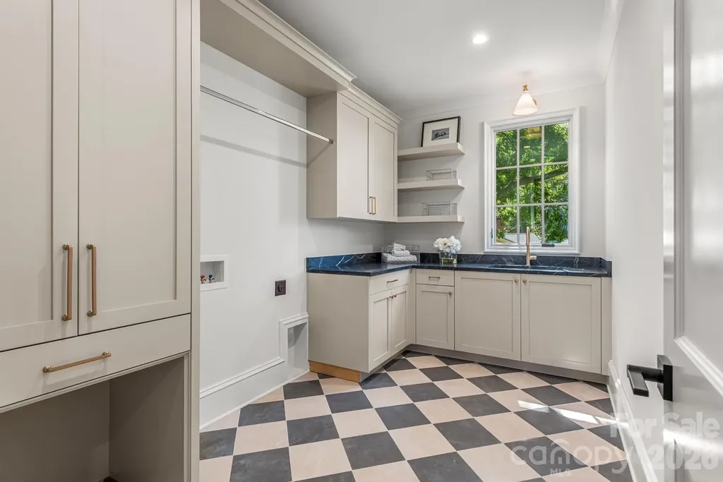5555 Lansing Drive Charlotte NC 28270