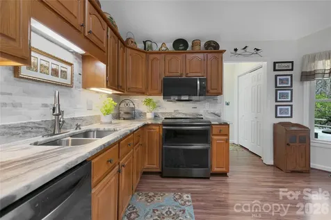 552 Kanasgowa Drive Brevard NC 28712