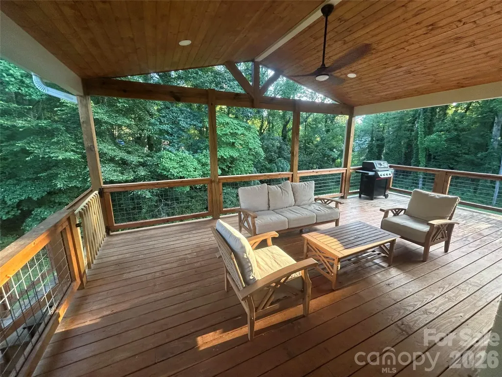 10 Oakwood Drive Weaverville NC 28787