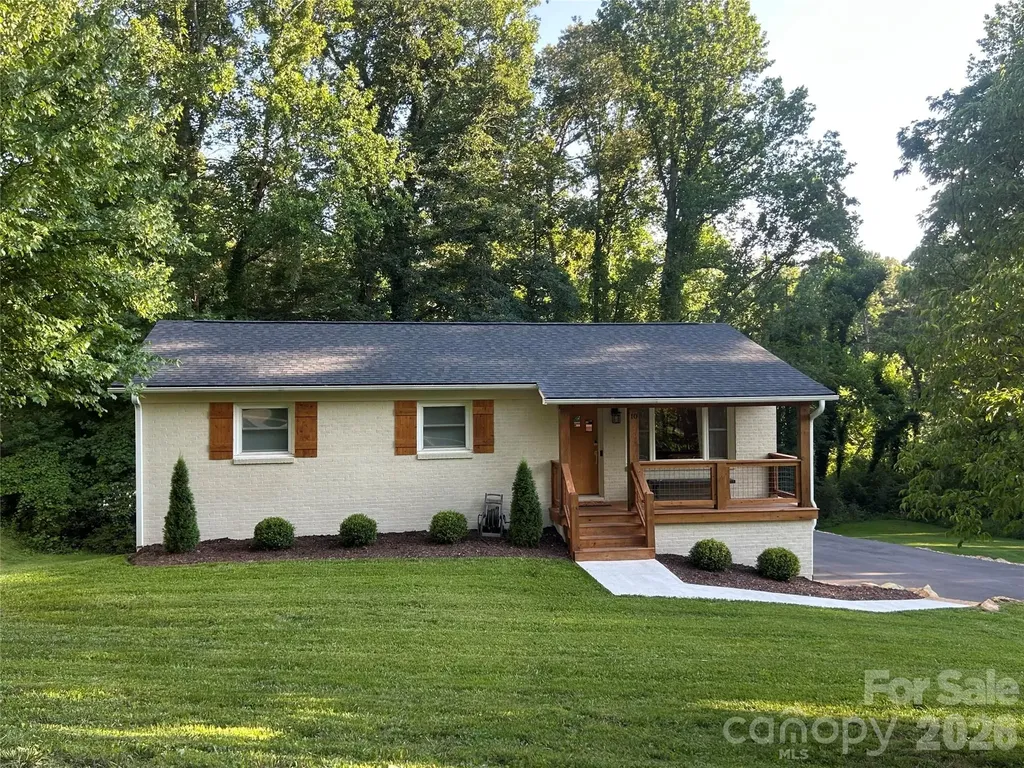 10 Oakwood Drive Weaverville NC 28787