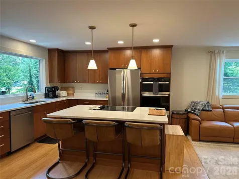 10 Oakwood Drive Weaverville NC 28787