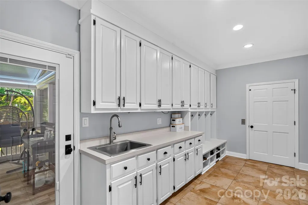 1231 Manicott Drive Matthews NC 28105