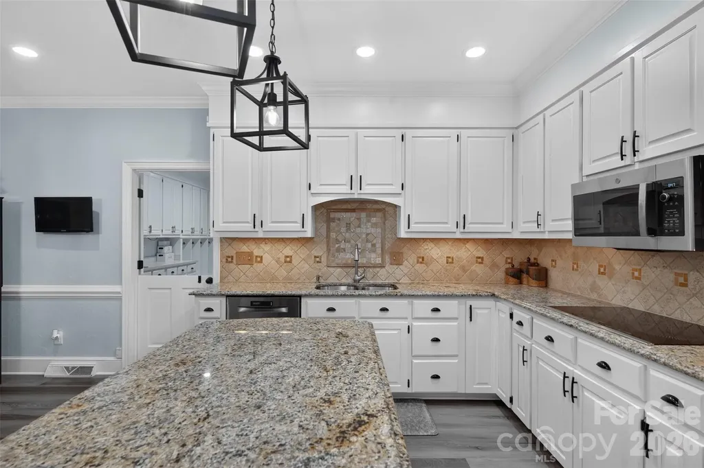 1231 Manicott Drive Matthews NC 28105