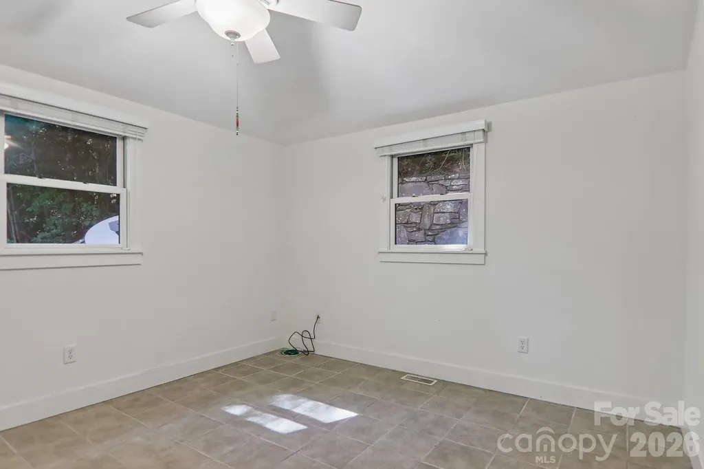 1952 Davis Mountain Road Hendersonville NC 28739