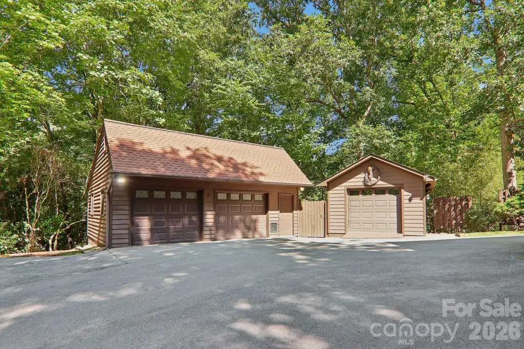 1952 Davis Mountain Road Hendersonville NC 28739