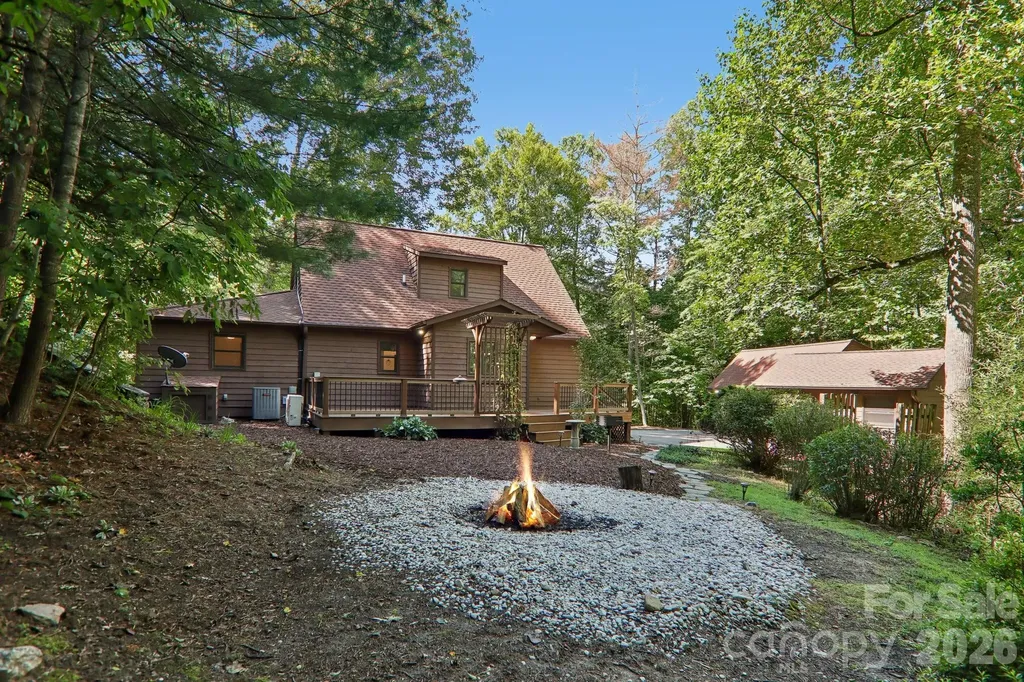 1952 Davis Mountain Road Hendersonville NC 28739