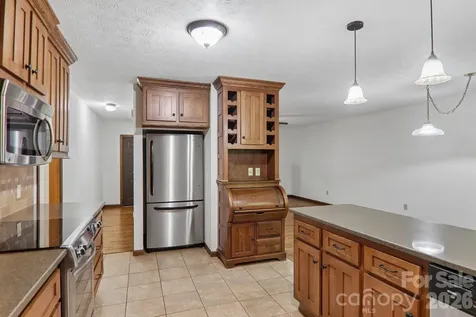 1952 Davis Mountain Road Hendersonville NC 28739
