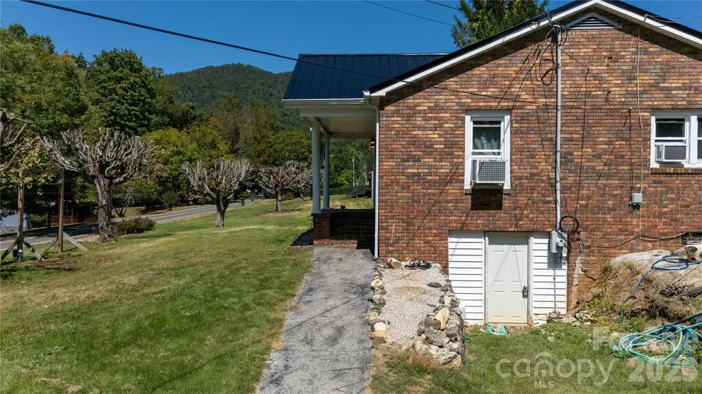 1424 Bear Creek Road Bakersville NC 28705
