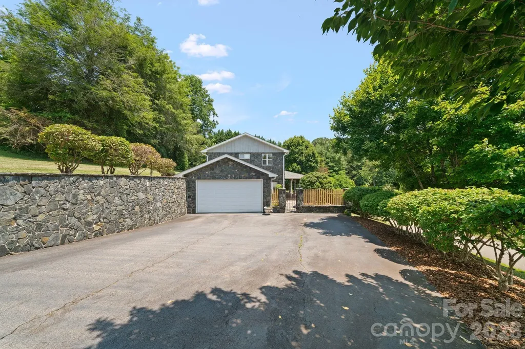195 Oak Lane Mars Hill NC 28754