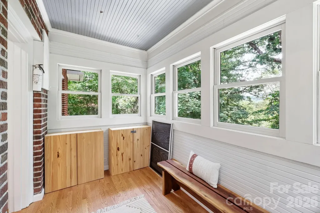 23 Warwick Place Asheville NC 28804