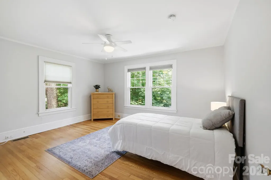 23 Warwick Place Asheville NC 28804