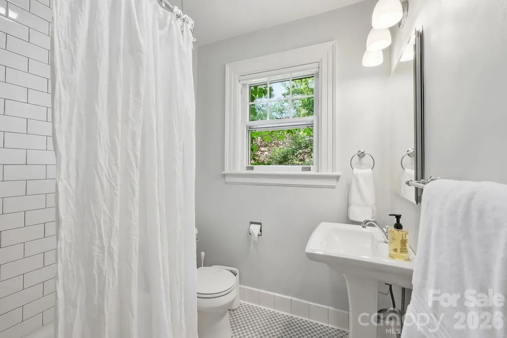 23 Warwick Place Asheville NC 28804