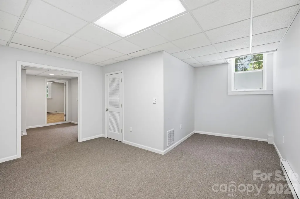 23 Warwick Place Asheville NC 28804