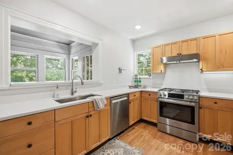 23 Warwick Place Asheville NC 28804