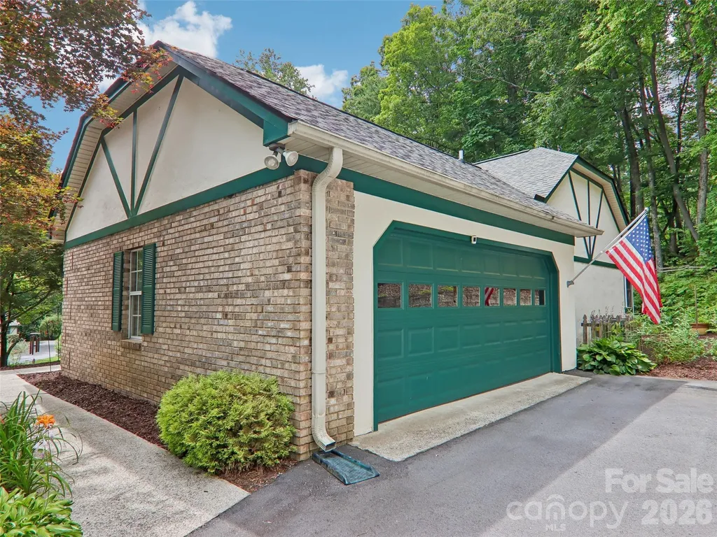 3106 Essex Path Hendersonville NC 28791