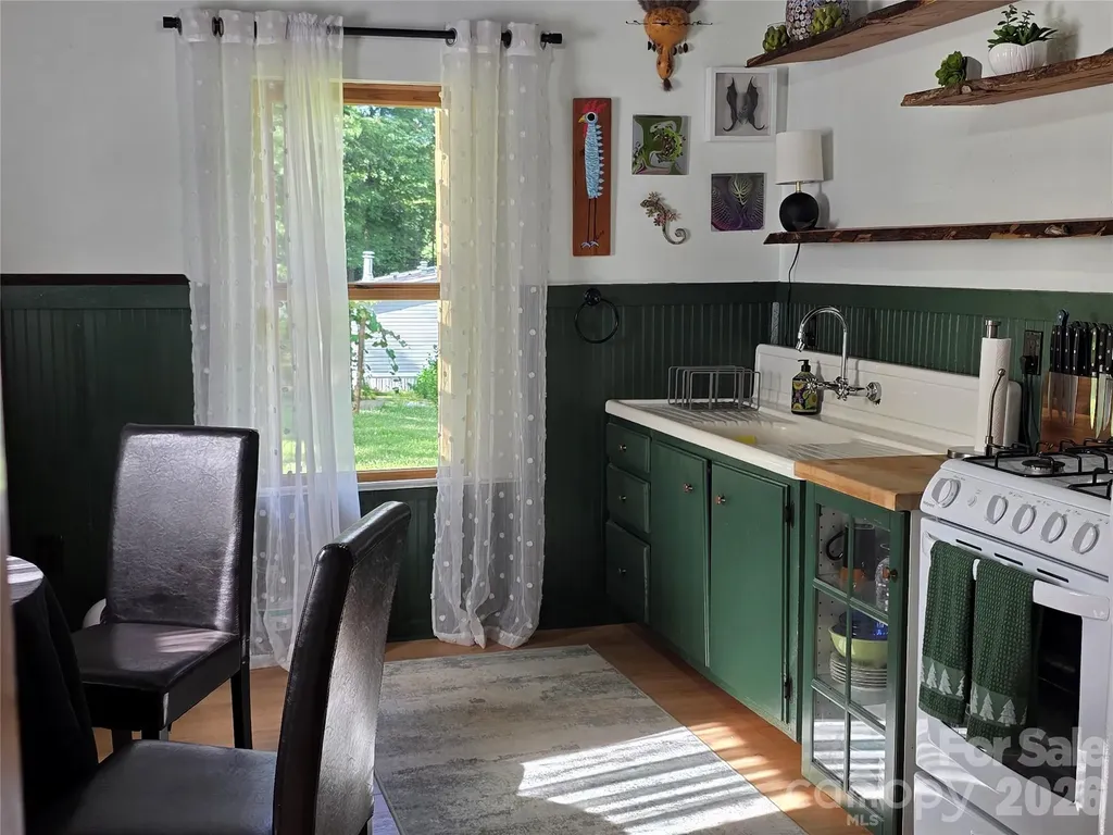 38 Lloyd Barnwell Road Hendersonville NC 28792