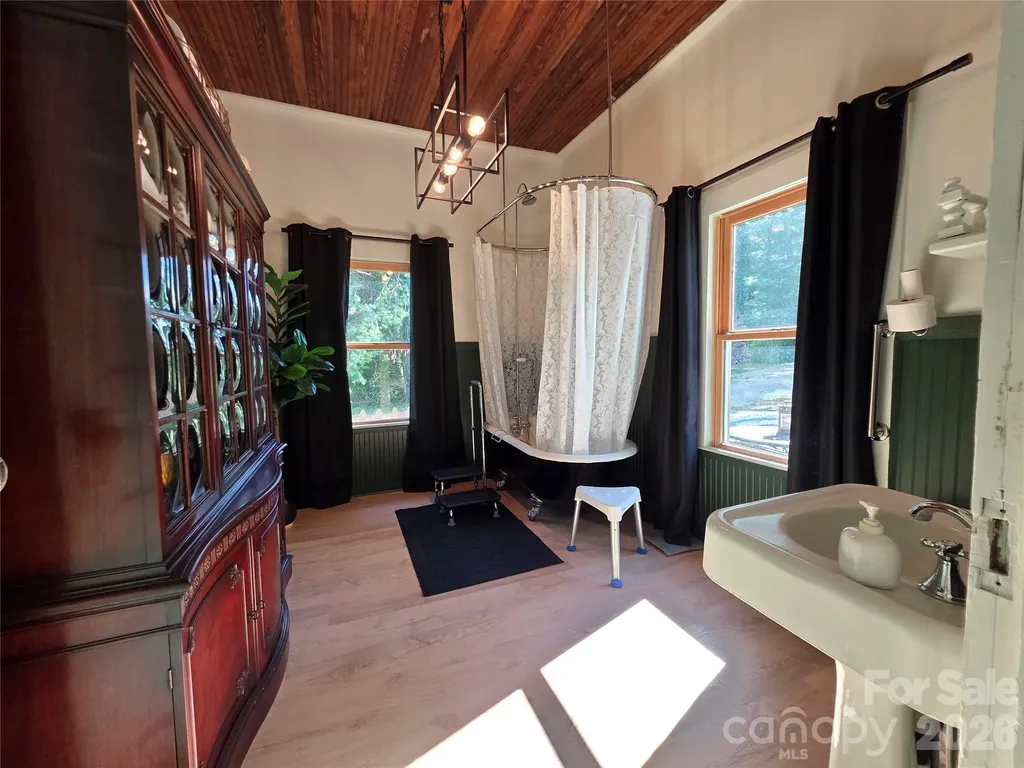 38 Lloyd Barnwell Road Hendersonville NC 28792
