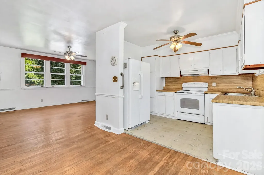 907 W Blue Ridge Road East Flat Rock NC 28726