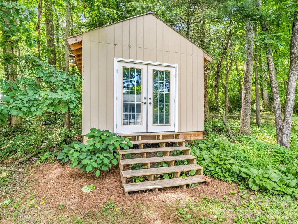 30 Lake Forest Lane Hendersonville NC 28739