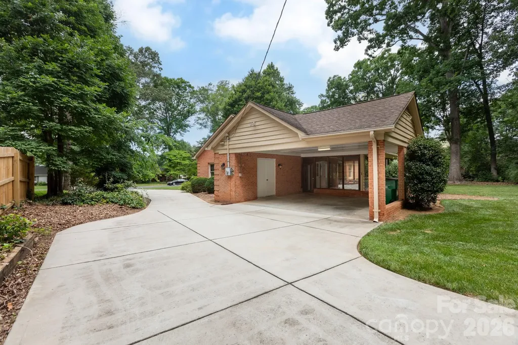 5511 Robinhood Road Charlotte NC 28211