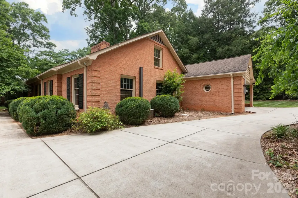 5511 Robinhood Road Charlotte NC 28211