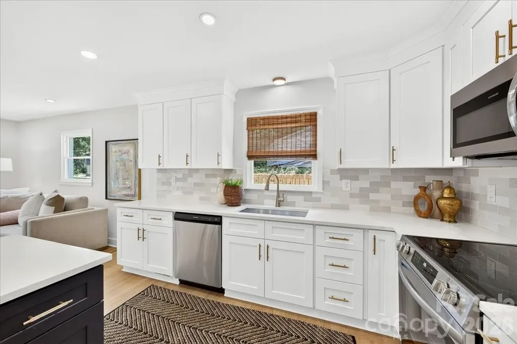 1924 Bentley Place Charlotte NC 28205