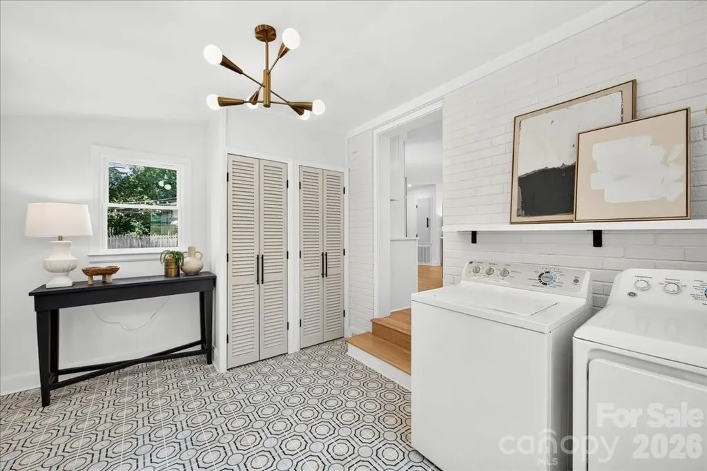 1924 Bentley Place Charlotte NC 28205