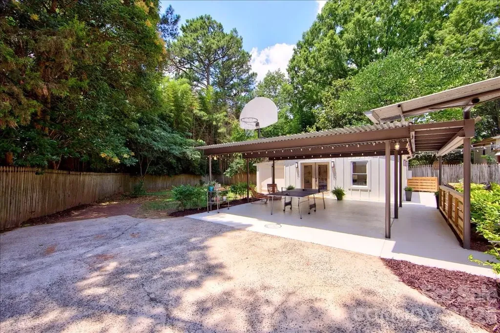 1924 Bentley Place Charlotte NC 28205
