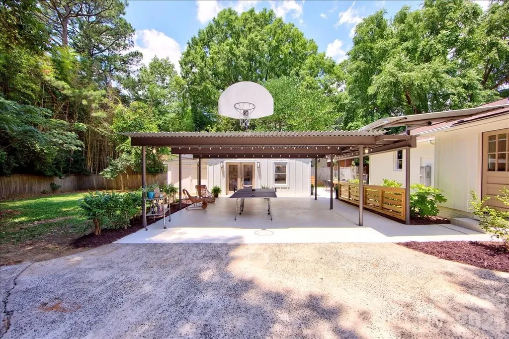 1924 Bentley Place Charlotte NC 28205