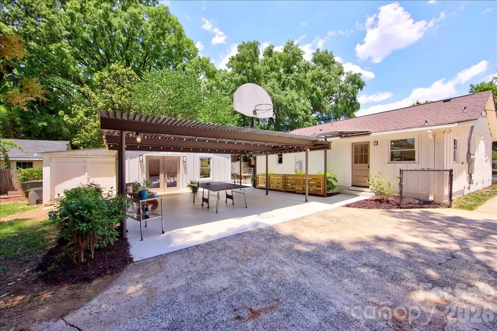 1924 Bentley Place Charlotte NC 28205