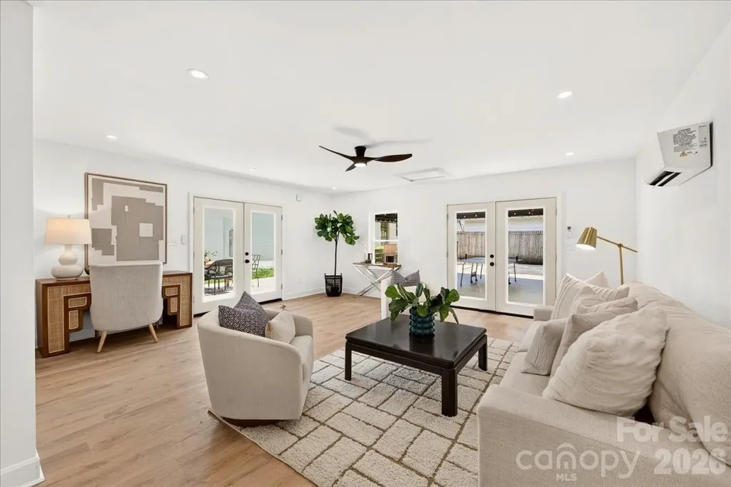 1924 Bentley Place Charlotte NC 28205