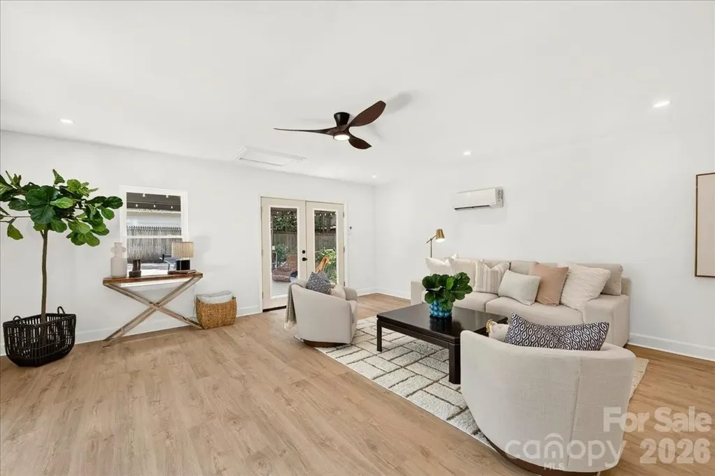 1924 Bentley Place Charlotte NC 28205