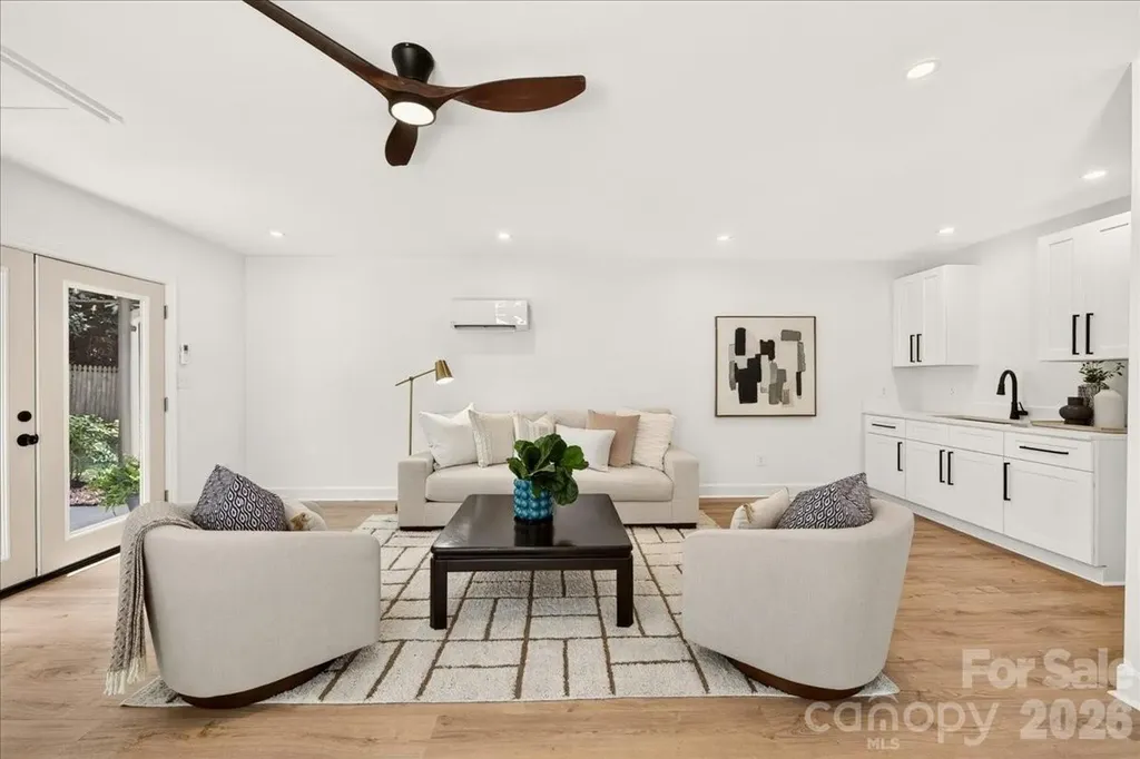 1924 Bentley Place Charlotte NC 28205