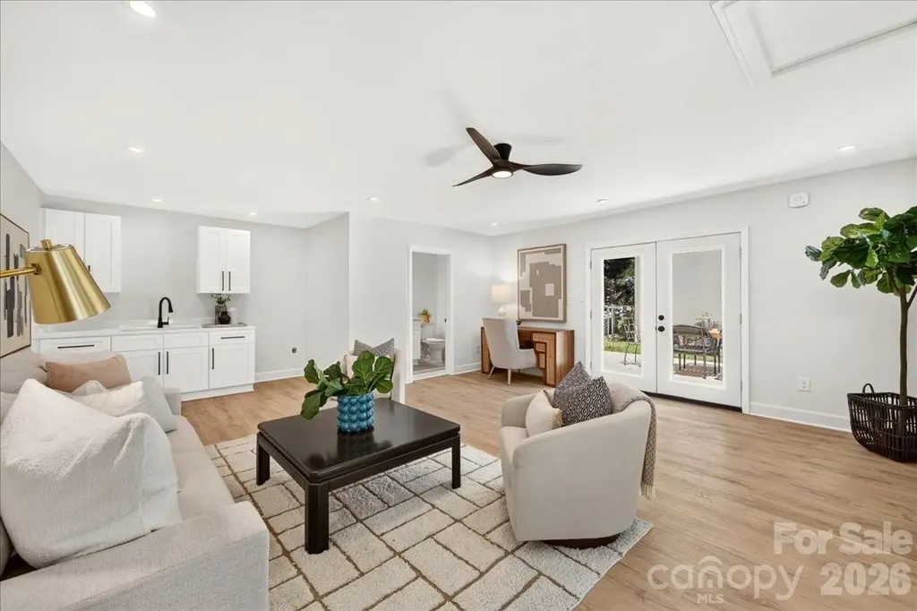 1924 Bentley Place Charlotte NC 28205