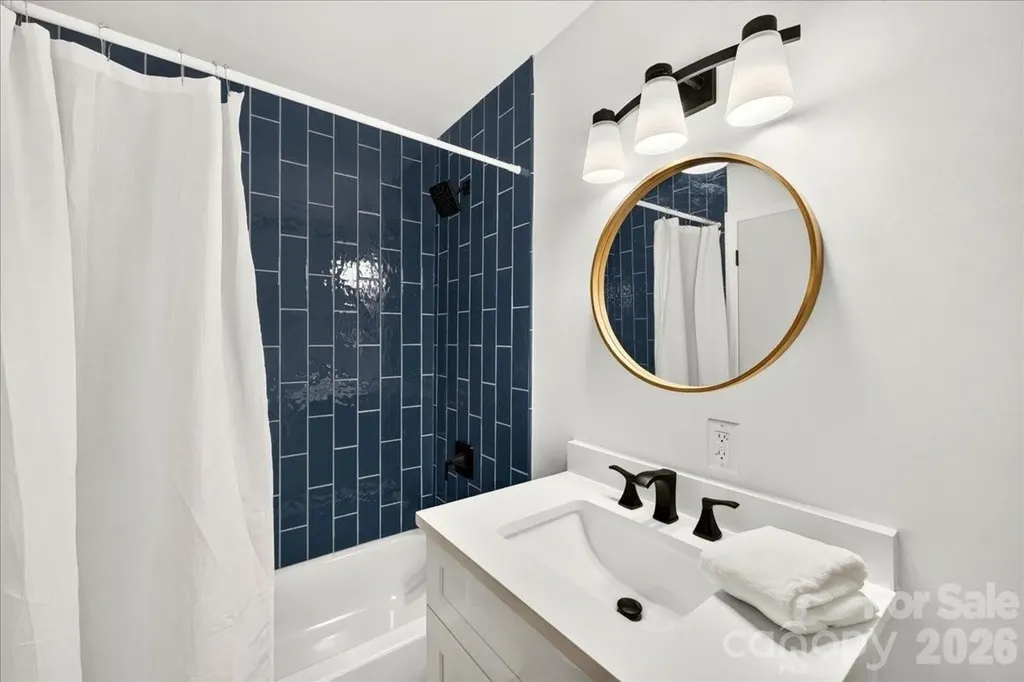 1924 Bentley Place Charlotte NC 28205