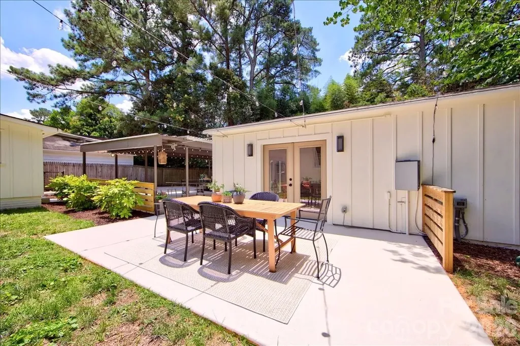 1924 Bentley Place Charlotte NC 28205